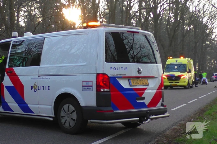 Auto in de kreukels na botsing tegen boom