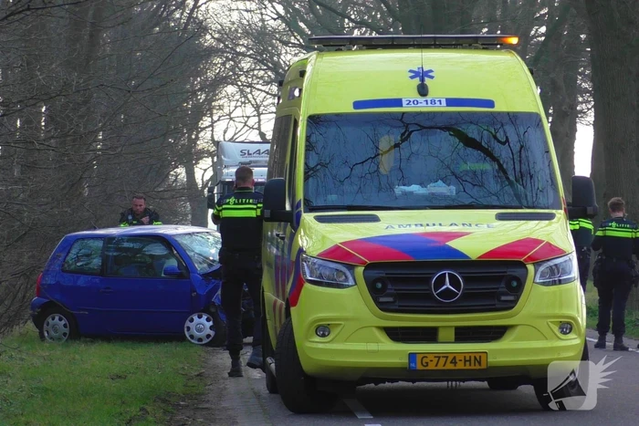 Auto in de kreukels na botsing tegen boom