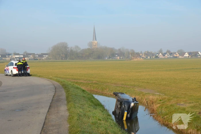Auto belandt in sloot