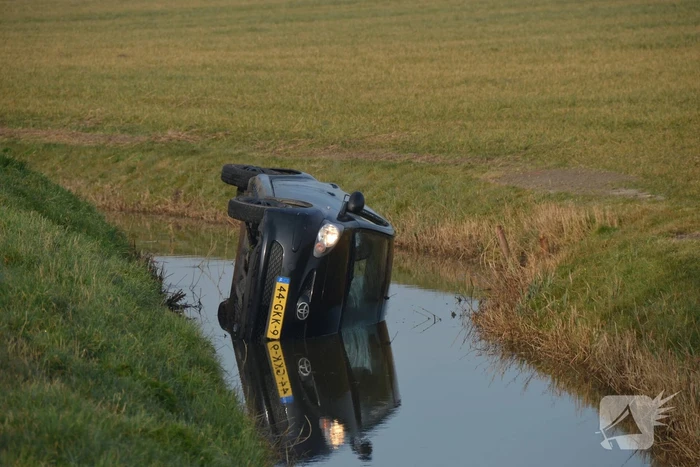 Auto belandt in sloot