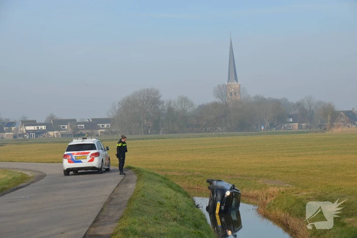 Auto belandt in sloot