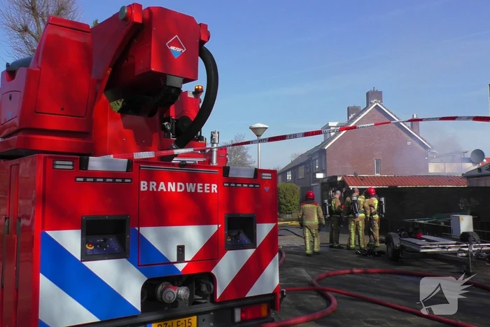 Enorme rookwolken bij brand in garagebox