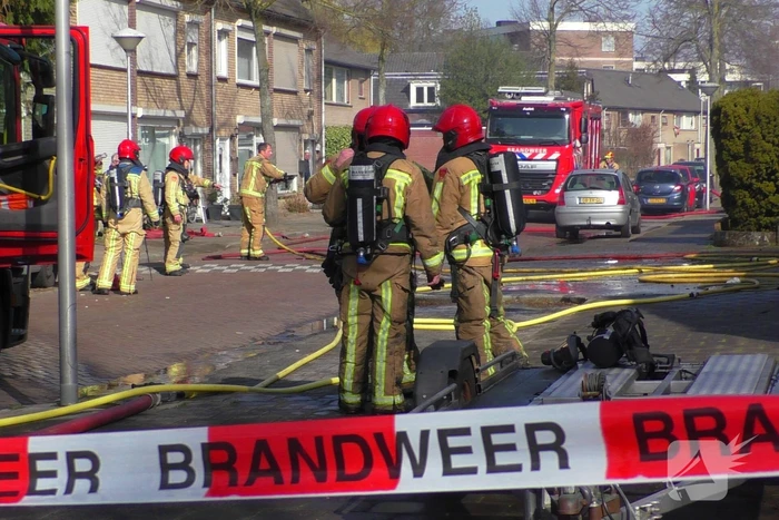 Enorme rookwolken bij brand in garagebox