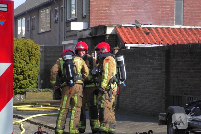 Enorme rookwolken bij brand in garagebox