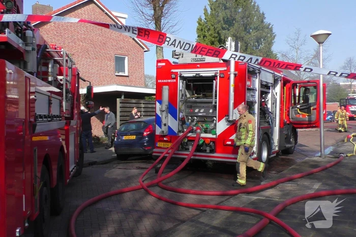 Enorme rookwolken bij brand in garagebox
