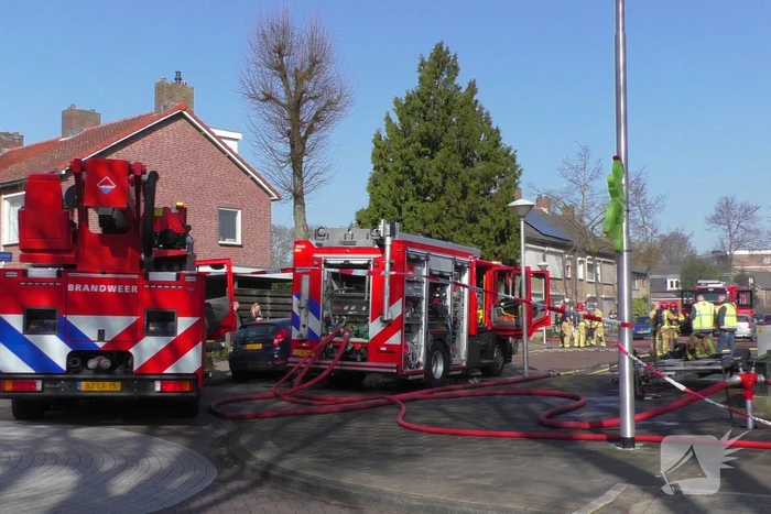 Enorme rookwolken bij brand in garagebox