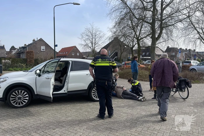 Vrouw botst met e-bike tegen auto