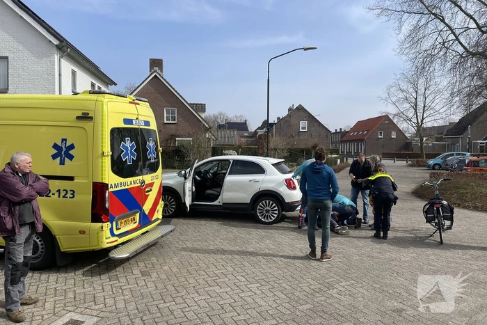 Vrouw botst met e-bike tegen auto
