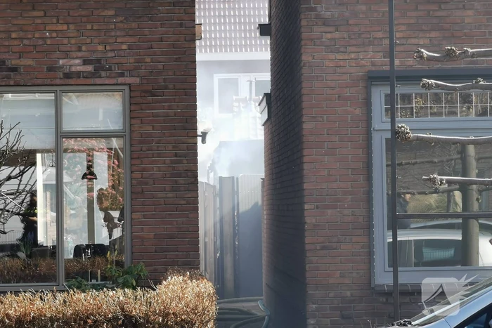 Brand legt schuur achter woning in de as