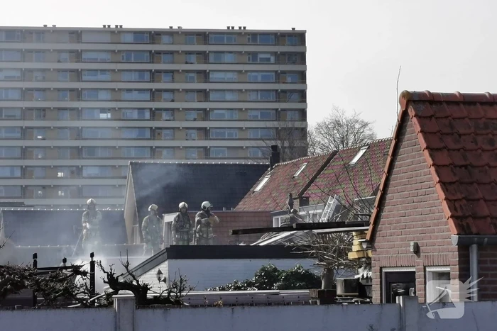 Brand legt schuur achter woning in de as