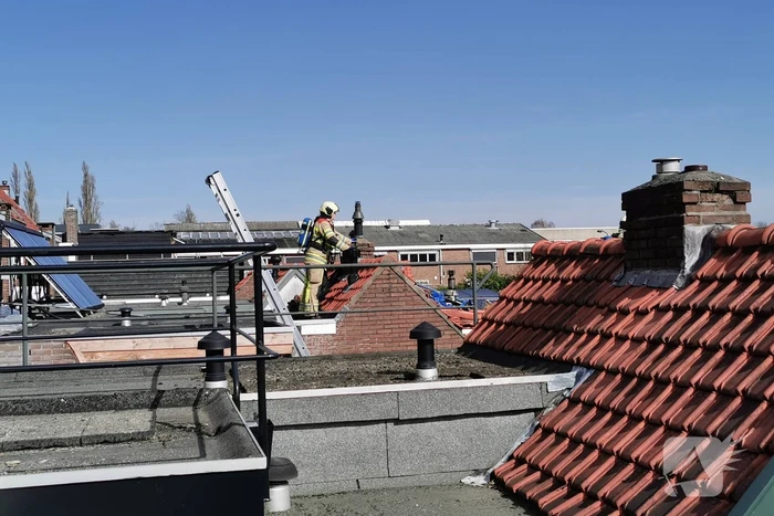 Brand legt schuur achter woning in de as