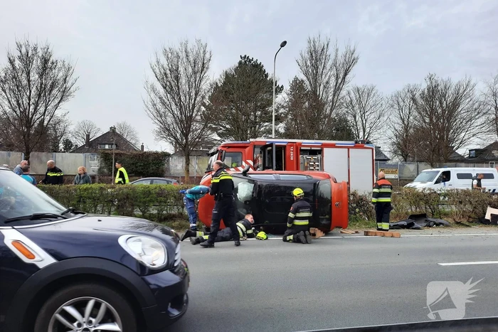 Auto belandt op zijn kant bij verkeersongeval