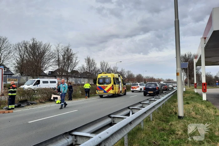 Auto belandt op zijn kant bij verkeersongeval