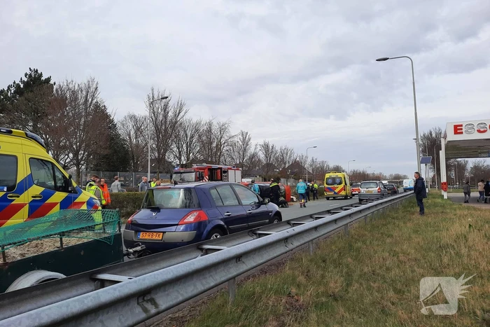 Auto belandt op zijn kant bij verkeersongeval