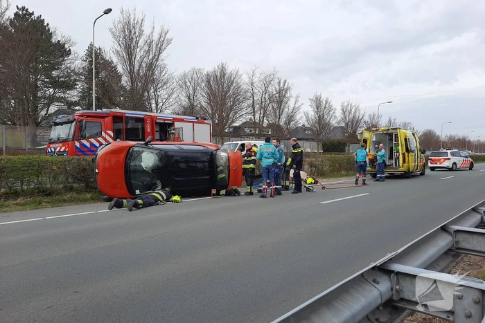 Auto belandt op zijn kant bij verkeersongeval