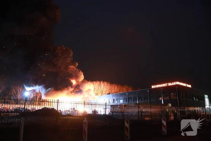 Grote uitslaande brand bij bouwmarkt