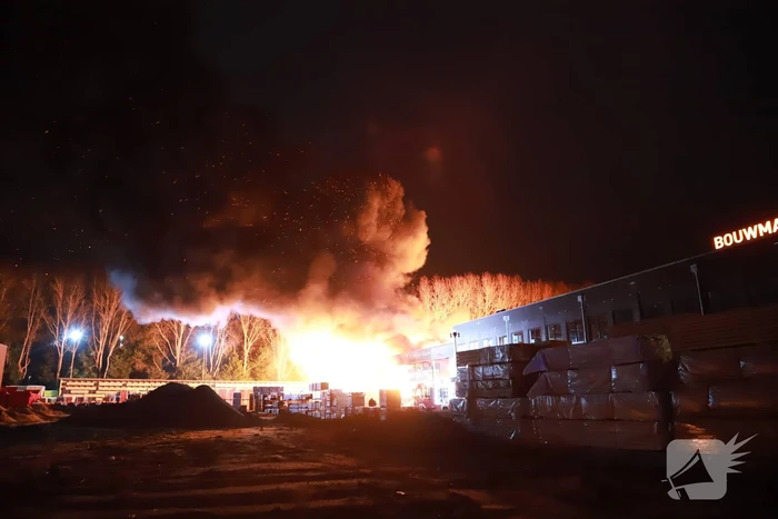 Grote uitslaande brand bij bouwmarkt