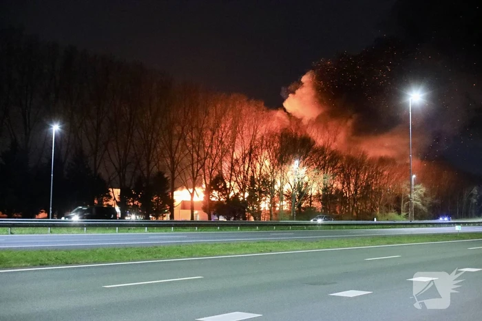 Grote uitslaande brand bij bouwmarkt