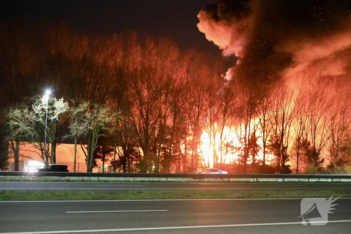 Grote uitslaande brand bij bouwmarkt