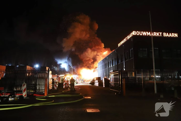 Grote uitslaande brand bij bouwmarkt