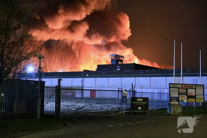 Grote uitslaande brand bij bouwmarkt