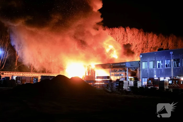 Grote uitslaande brand bij bouwmarkt