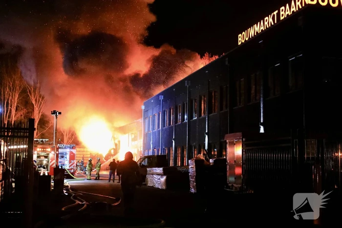 Grote uitslaande brand bij bouwmarkt