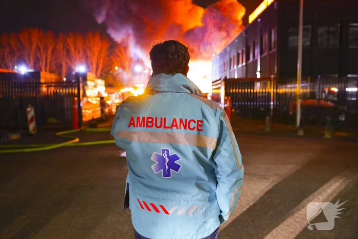 Grote uitslaande brand bij bouwmarkt