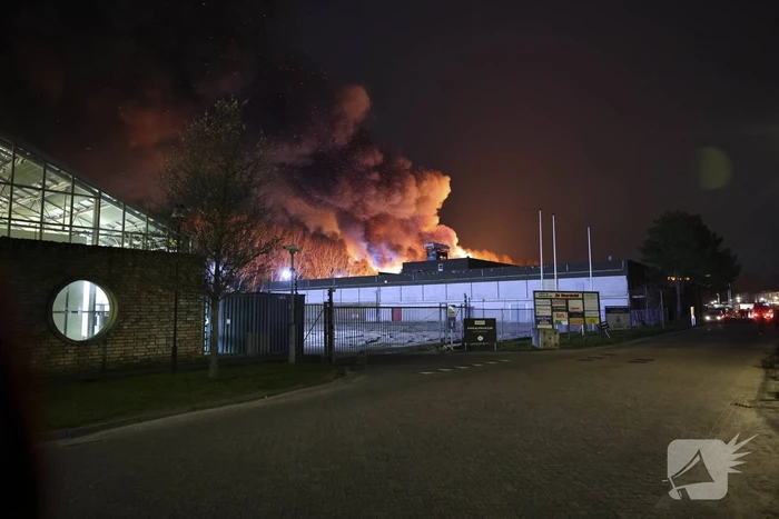 Grote uitslaande brand bij bouwmarkt