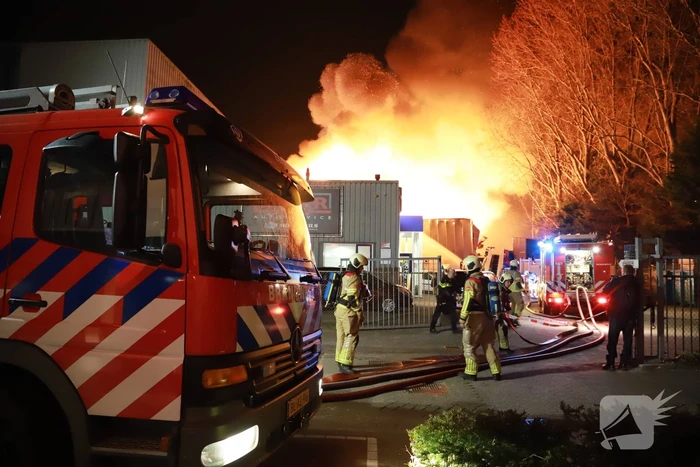 Grote uitslaande brand bij bouwmarkt