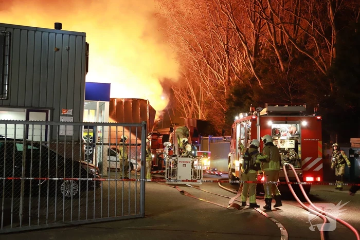 Grote uitslaande brand bij bouwmarkt