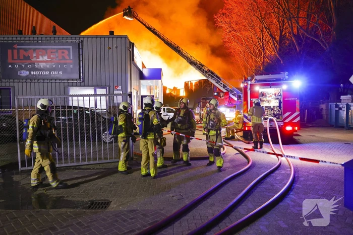 Grote uitslaande brand bij bouwmarkt