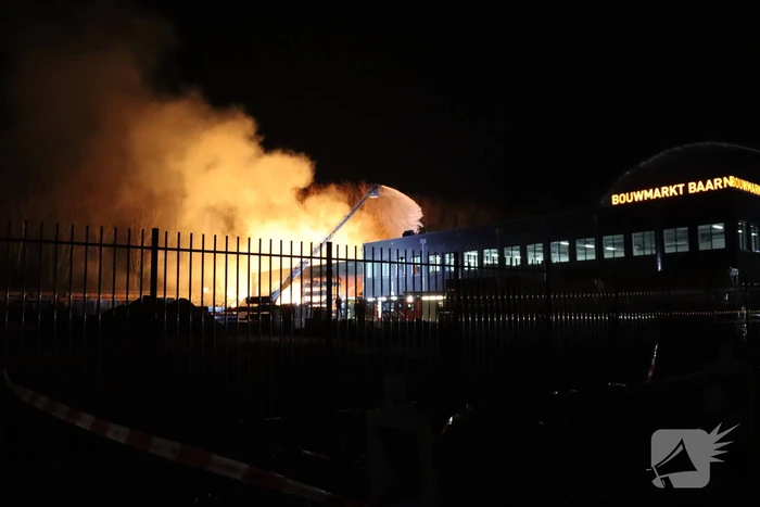 Grote uitslaande brand bij bouwmarkt