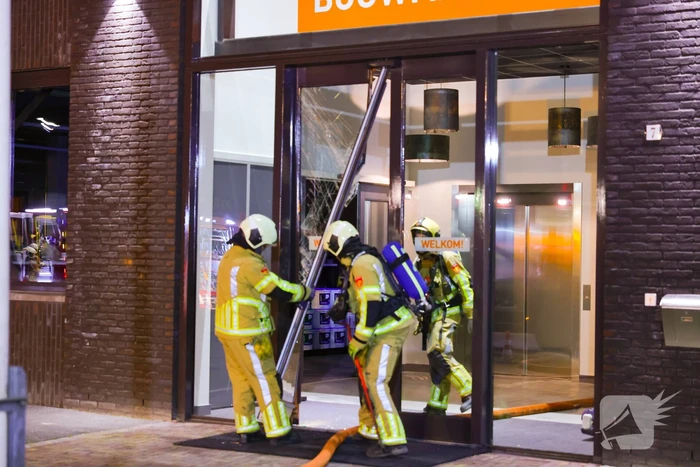 Grote uitslaande brand bij bouwmarkt