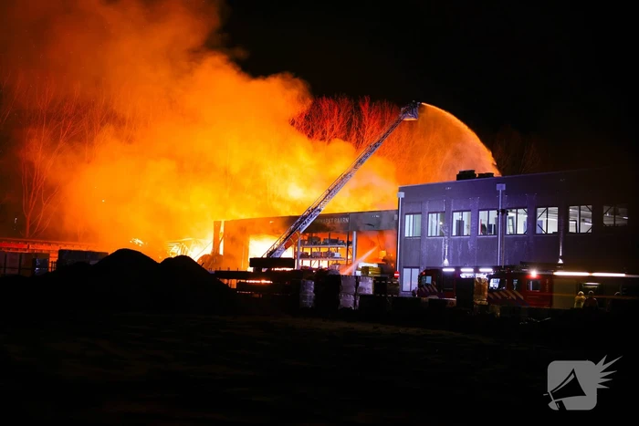 Grote uitslaande brand bij bouwmarkt