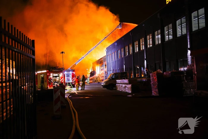 Grote uitslaande brand bij bouwmarkt