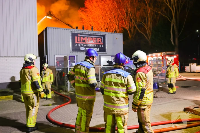 Grote uitslaande brand bij bouwmarkt