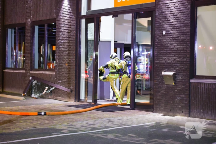 Grote uitslaande brand bij bouwmarkt
