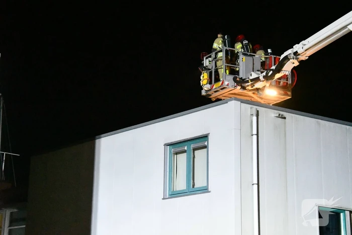 Brandweer blust brand in schoorsteen
