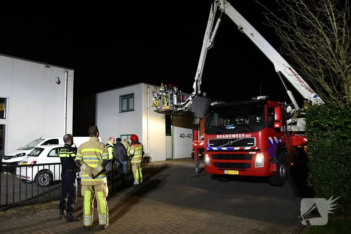 Brandweer blust brand in schoorsteen