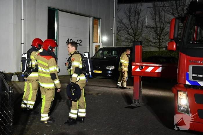 Brandweer blust brand in schoorsteen