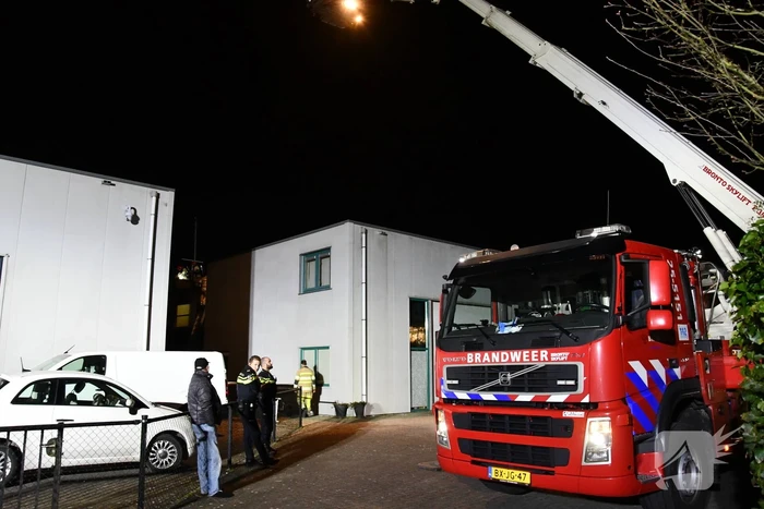 Brandweer blust brand in schoorsteen