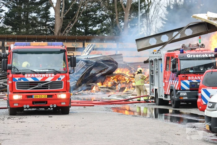 Brandweer nog uren druk met grote brand