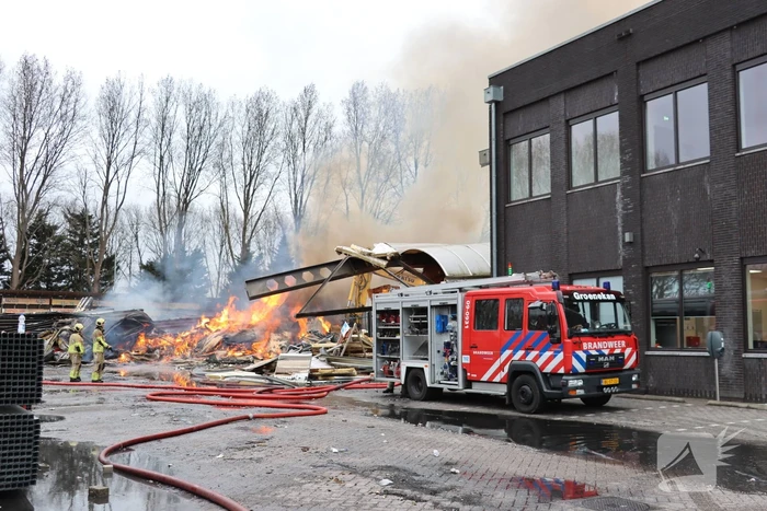 Brandweer nog uren druk met grote brand