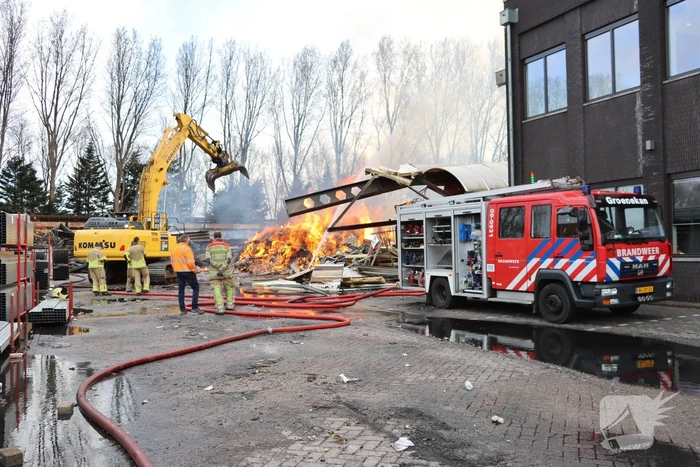 Brandweer nog uren druk met grote brand