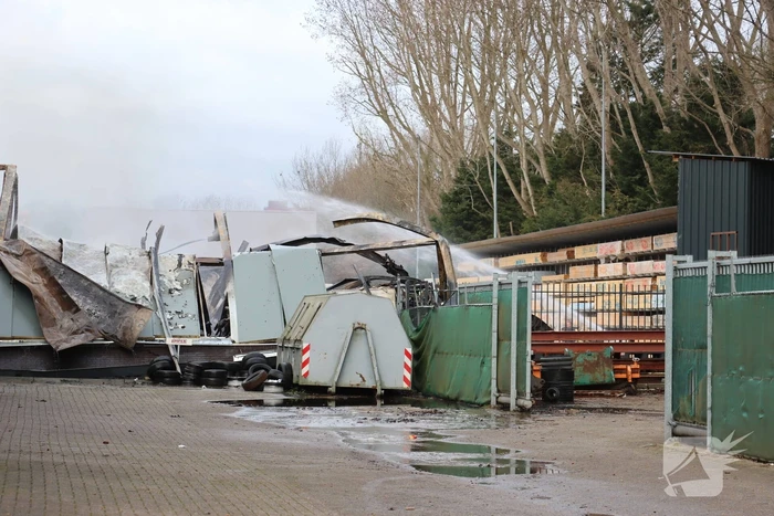 Brandweer nog uren druk met grote brand
