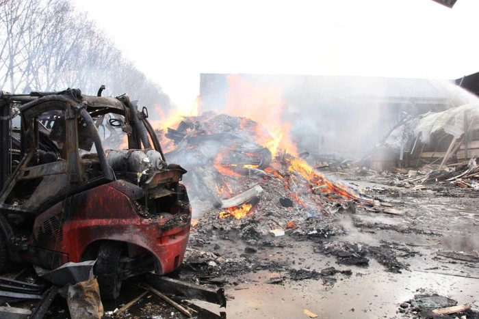 Brandweer nog uren druk met grote brand