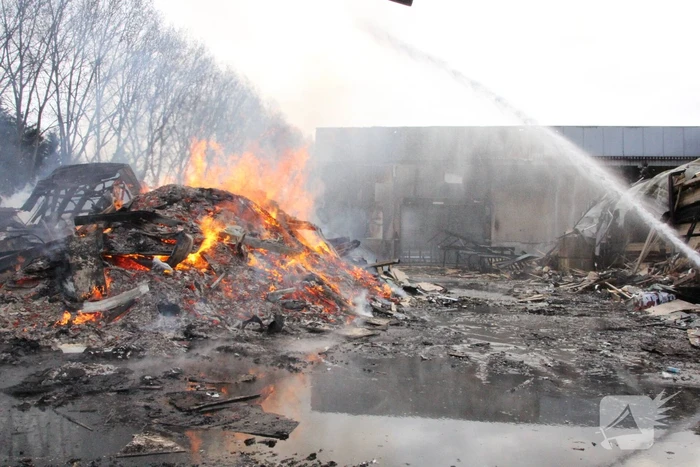 Brandweer nog uren druk met grote brand