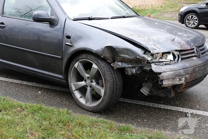 Auto botst op afslaande auto