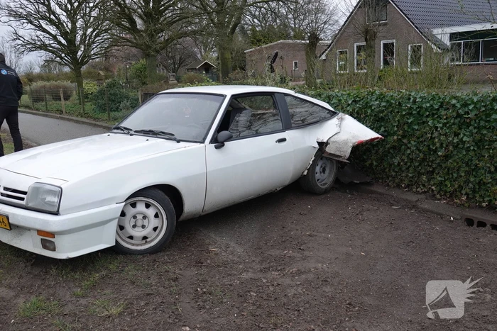 Auto botst op afslaande auto